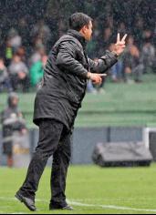 Marquinhos Santos virou o jogo para o Coritiba em cima do São Paulo