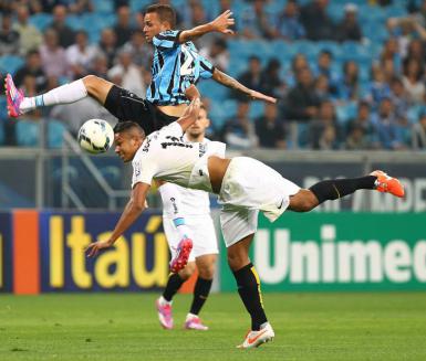 Grêmio e Santos fizeram jogo de muitos erros de passes e zero a zero com vaias para os times e para Aranha