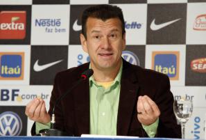 Dunga está certo: não é hora e inventar moda na Seleção