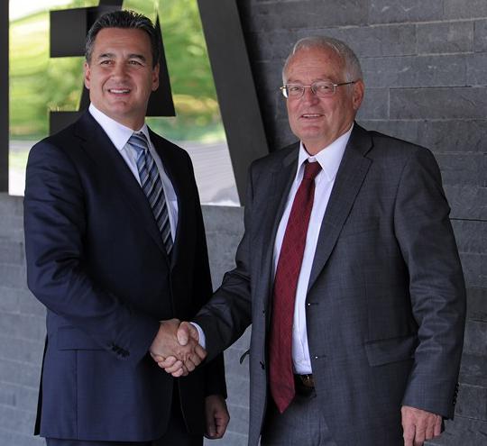 Hans Joaquim Eckert (à direita), árbitro alemão que criticou a FIFA