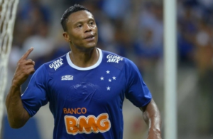 Contundido, Julio Baptista desfalca Cruzeiro em clássico