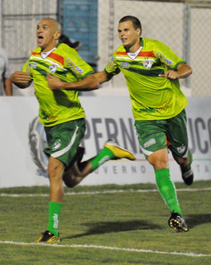 Fabrício Ceará (à esquerda) é a baixa do Salgueiro contra o Crac nesta 16ª rodada da Série C