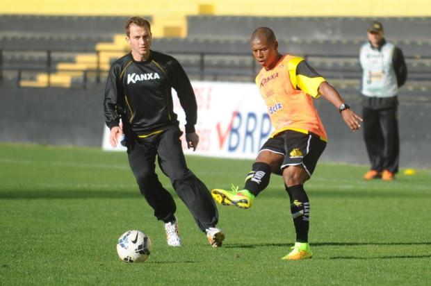 Luis Felipe cumpriu suspensão e deve voltar ao time titular contra o Botafogo