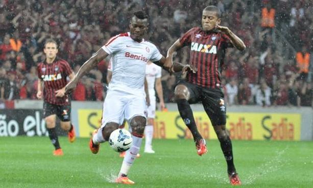 A chuva deixou ruim o estado do gramado de Arena da Baixada, mesmo sendo 