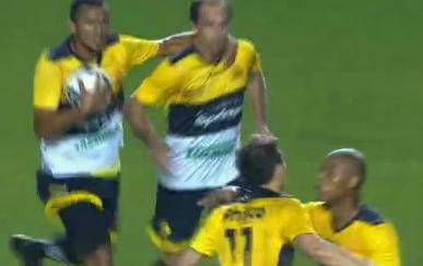 Paulo Baier marcou, de pênalti, o gol de empate do Criciúma contra o Botafogo e continua na zona do rebaixamento