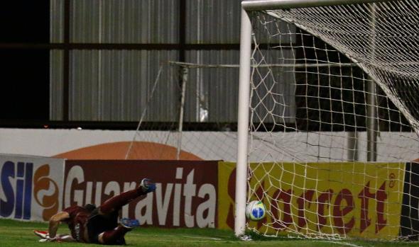 Goleiro Mauro, do Mogi Mirim, não conseguiu defender o chute do experiente Fumagalli aos 50 minutos do segundo tempo. - Ueber Fernandes - Futebol Interior