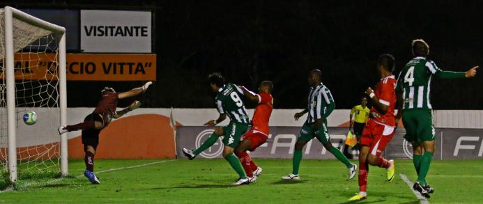 Tiago Bernardi (número 4) desvia de cabeça e a bola entra no empate do Guarani com o Mogi Mirim, por 3 a 3 - Ueber Fernandes - Futebol Interior