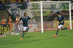 Ônibus do Palmeiras é apedrejado e torcida protesta