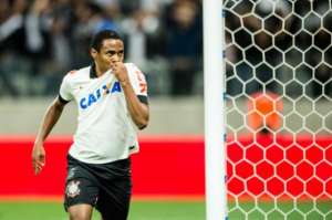 Elias melhora, mas ainda é dúvida para jogo de quarta