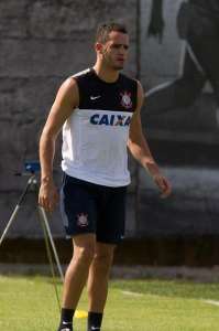 Renato Augusto sai em defesa de Mano no Corinthians
