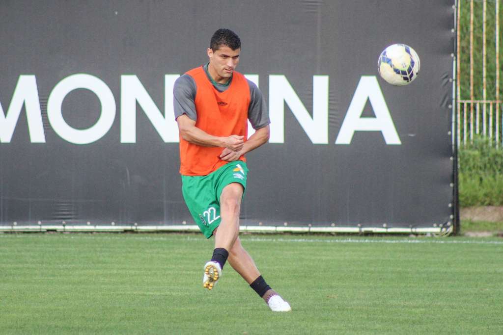 Lateral Ednei quer usar a bola parada como arma para vencer Atlético Paranaense