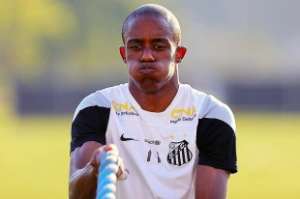 Caju admite nervosismo, mas celebra estreia no Santos