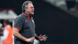 Abel Braga fecha treino e faz mistério na escalação do Inter