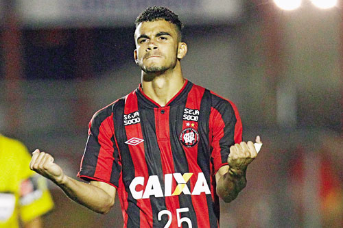 Mosquito, de 18 anos, substitui Douglas Coutinho no ataque do Furacão