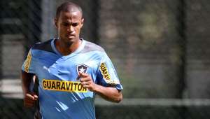 Punido por pisão em Pato, Airton desfalca Botafogo