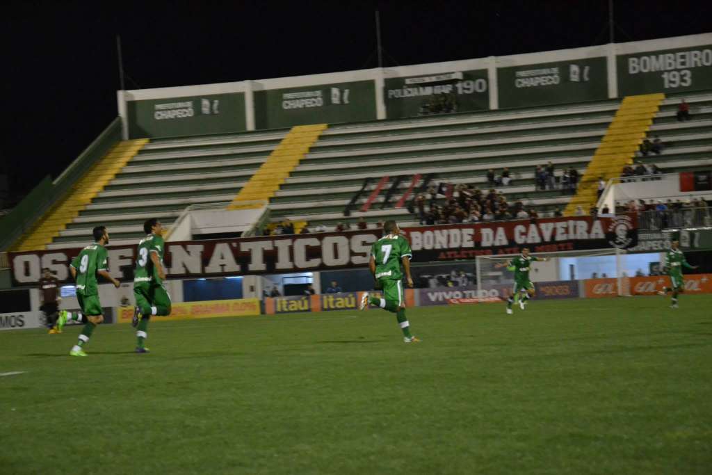 Com maior volume de jogo, Chapecoense não deu chances ao Furacão e venceu por 3 a 0
