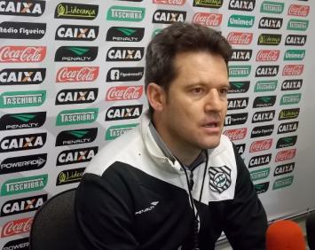 Argel Fucks admite que quebrou a cabeça dois dias para o Figueirense vencer o Corinthians e ganhar fôlego contra o descenso