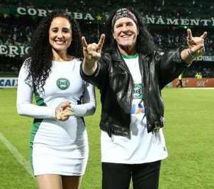 Coritiba perde outra, mas desta vez tem visita especial de roqueiro australiano Dave Evans, ex-integrante do grupo AC/DC