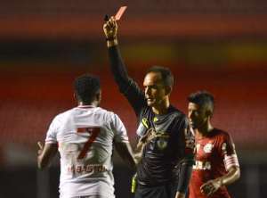 Michel Bastos admite exagero em lance de expulsão