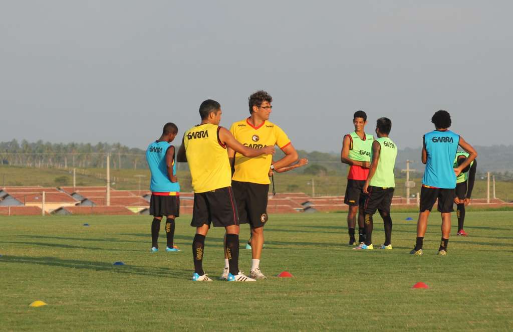 Técnico Ivanildo ainda não achou um substituto pro meia Muler, suspenso
