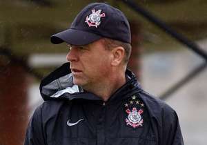 Torcedores protestam no CT do Timão e pedem saída de Mano