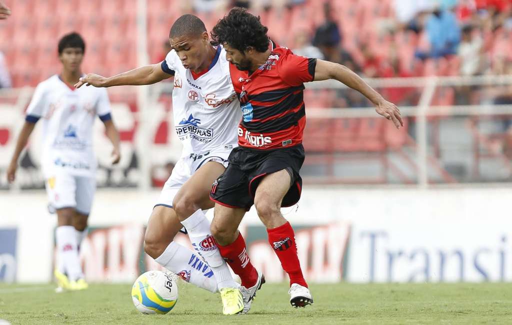 O volante Jhonatan foi um dos destaques da equipe do Penapolense na Série D