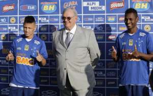 Com dores, Neilton vira desfalque no Cruzeiro em Recife