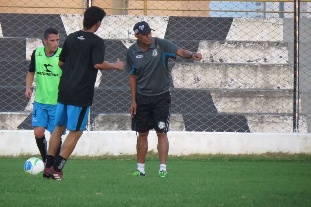 Técnico do Treze, Éverton Goiano, quebra a cabeça para montar o time que vai a campo contra Paysandu