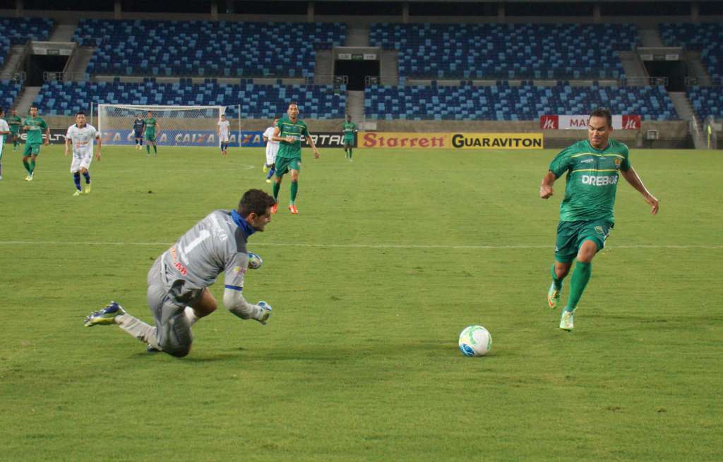 O goleiro Bruno Grassi se machucou no lance do gol de empate do Cuiabá e teve de ser substituído