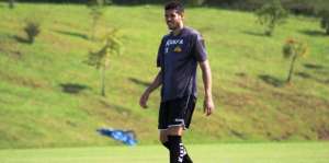 Em recuperação da cirurgia no joelho, meia do Criciúma mantém rotina intensa de fisioterapia