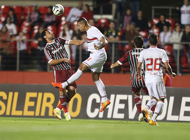 Fred e Antônio Carlos disputam lance no Morumbi
