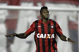 Atlético-PR tem três alterações contra o Corinthians