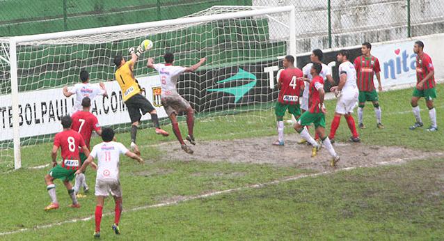 Portuguesa Santista saiu na frente, mas o Barretos buscou empate, num jogo emocionante em Santos - Fotos: Alberto Ferreira