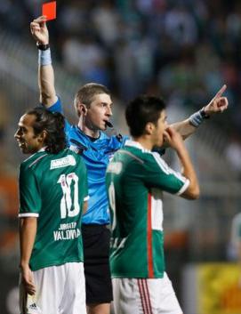 Valdívia pegou dois jogos de suspensão no STJD pelo pisão no jogo contra o Flamengo