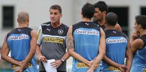 Botafogo faz treino leve e tem escalação indefinida