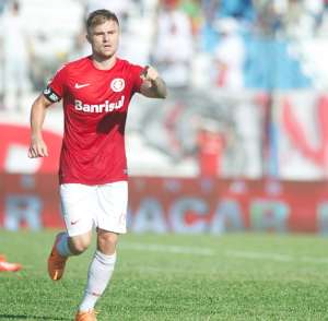 Sasha torce tornozelo em treino e vira dúvida no Internacional