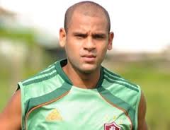 Com dores, Carlinhos dá lugar a Fernando no Fluminense