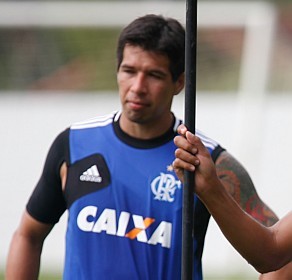 Convocado no Paraguai, Cáceres vai desfalcar Flamengo