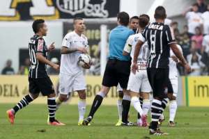 Petros esquece punição e vê lição após empurrar árbitro