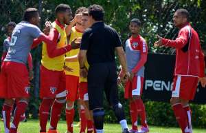 São Paulo viaja sem laterais e zagueiros reservas para encarar Grêmio