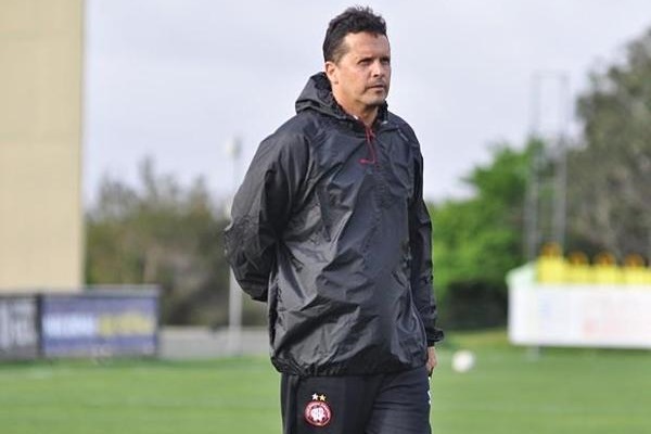 Claudinei Oliveira completa um mês no comando do Furacão 