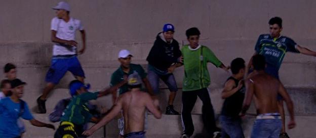 Torcedores de Goiás e Figueirense se enfrentaram na geral (interditada) do Serra Dourada. Uma vergonha e cenas deprimentes