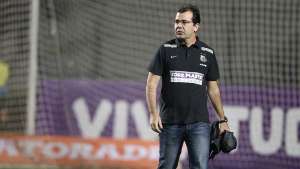 Enderson lamenta baixas no Santos e critica calendário