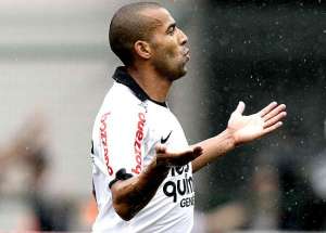 Corinthians promete se posicionar sobre Emerson