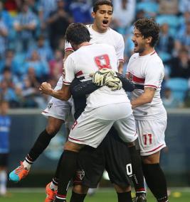 São Paulo derruba o time invicto Scolari lá no Sul e briga boa nas urnas no Palmeiras