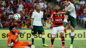 Sem Cáceres, Flamengo confirma desfalque de Wallace