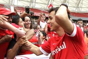 Nilmar se junta a elenco e vê reestreia perto no Inter... mas quando?