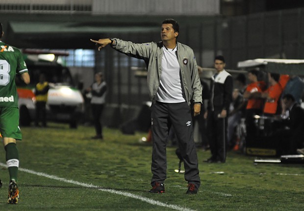 Claudinei Oliveira estuda mudar o esquema tático do Furacão