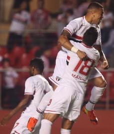 BRASILEIRO CHEVROLET: Corinthians derruba o Cruzeiro, mas fica fora do G4, e São Paulo dorme na vice-liderança