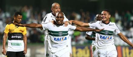 Luccas Claro fez o gol solitário do Coritiba sobre o Criciúma que o livrou da zona de degola